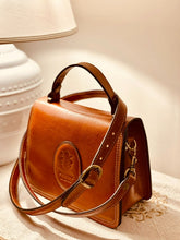 Load image into Gallery viewer, TOTUM "Credere Large Tote" made with Tuscan Vegetable Tanning Cow-Leather
