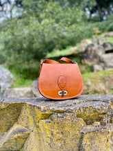 Load image into Gallery viewer, TOTUM Saddle Bag &quot;Giglio Obbe&quot;
