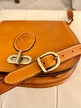 Load image into Gallery viewer, TOTUM Saddle Bag &quot;Giglio Obbe&quot;

