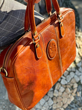 Load image into Gallery viewer, &quot;Chianti Lui Uno&quot; Large Briefcase (made with Tuscan Vegetable Leather)
