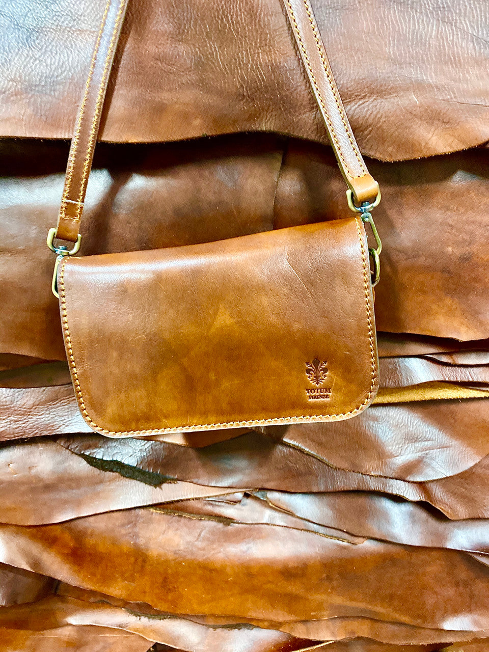 TOTUM TOS 4 Mini Cross Bag (Tuscan Vegetable Leather)