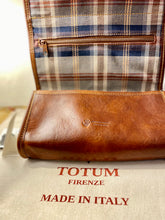 Load image into Gallery viewer, TOTUM Black Pouch TOS T9 (Tuscan Vegetable Leather)
