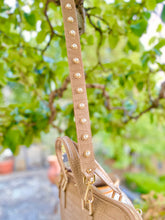 Load image into Gallery viewer, Totum Briefcase in crocodile mold
