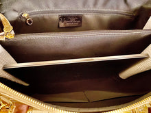 Load image into Gallery viewer, Totum Briefcase in crocodile mold
